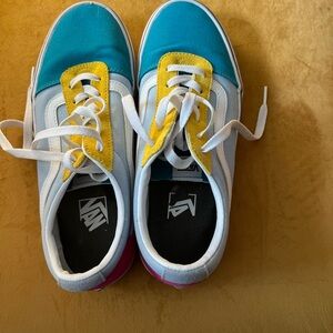 Levi, Vince Camuto, Converse, Lucky Brand. Vans etc.